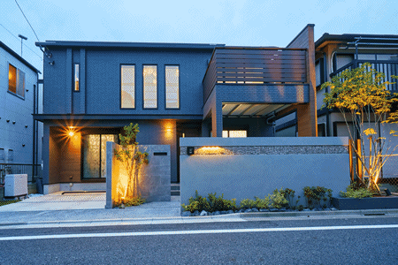 照明演出で夜も印象的な空間に