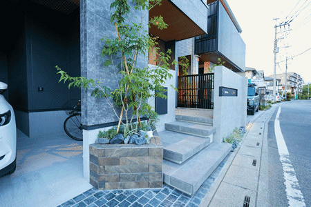 建物とのバランスを計算しタイル等の素材を選んで