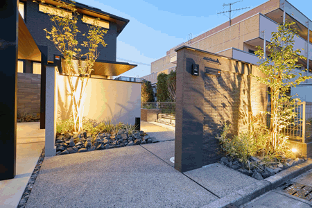 植栽や照明演出で印象的なアプローチに