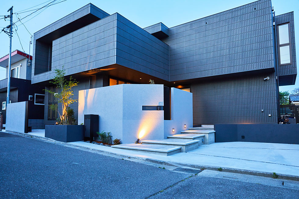 高さのある目隠しウォールでダイナミックな外観に