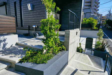 まわり階段で植栽を楽しみながら