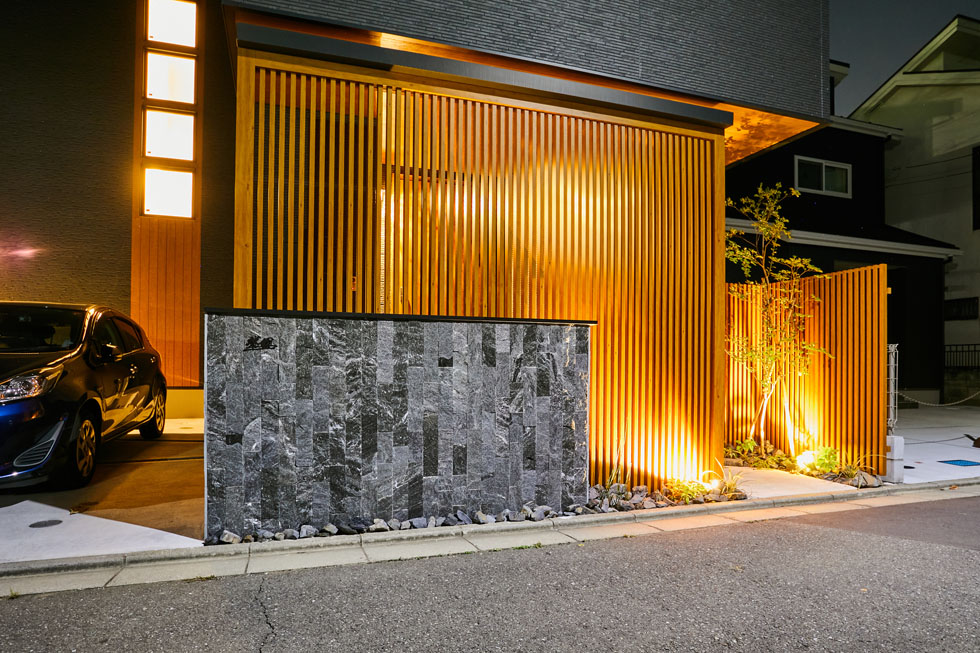 高さのある目隠しウォールでダイナミックな外観に